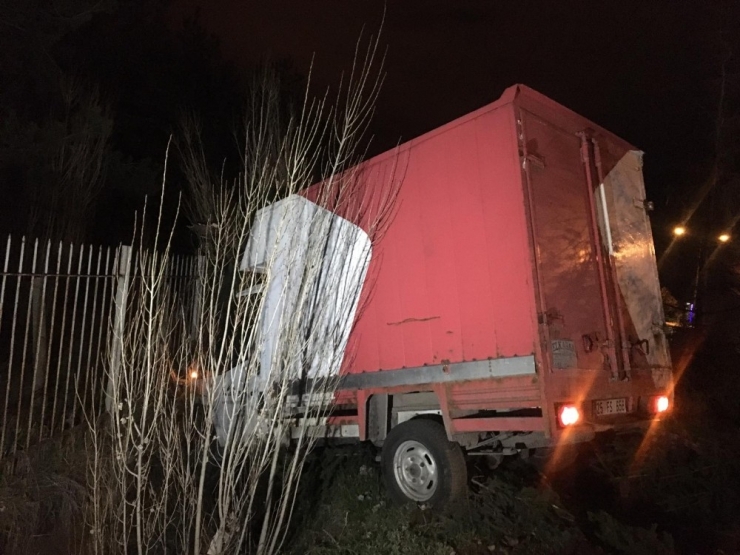 Çarpışan Araçlar Karşı Şeride Uçtu: 3 Yaralı