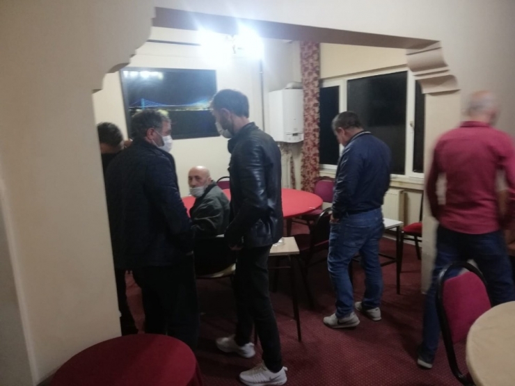 Kumar Oynayan 20 Kişiye Sosyal Mesafe Cezası
