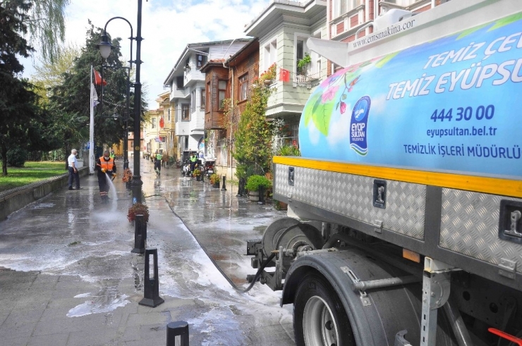 Eyüpsultan Merkez Ve Cami Çevresinde Temizlik Çalışması Yapıldı