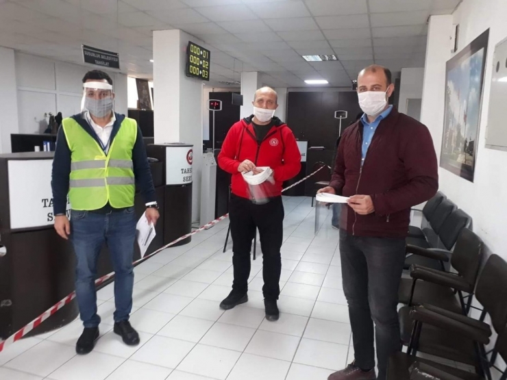 Gençlik Merkezlerinden Sağlıkçılara Siperlikli Maske