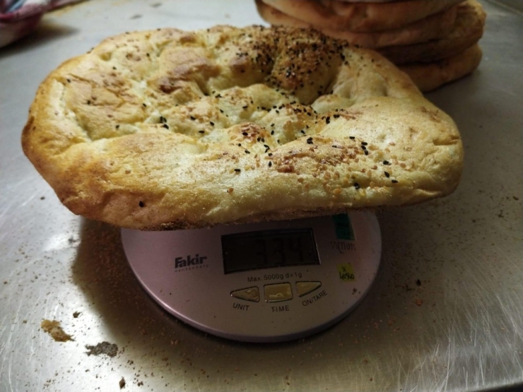 Gramajı Düşük Pideleri Vatandaşlara Satmaya Çalıştılar