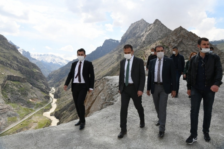 Vali Akbıyık, Zap Vadisi’nde İncelemede Bulundu