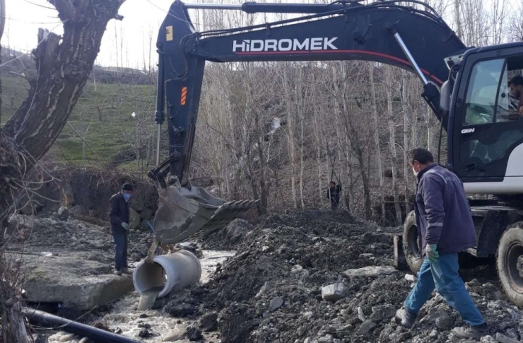 Hakkari’de Yol Onarım Çalışması