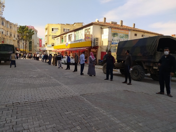 Hatay’da Suriyelilerin Atm Kuyruğu