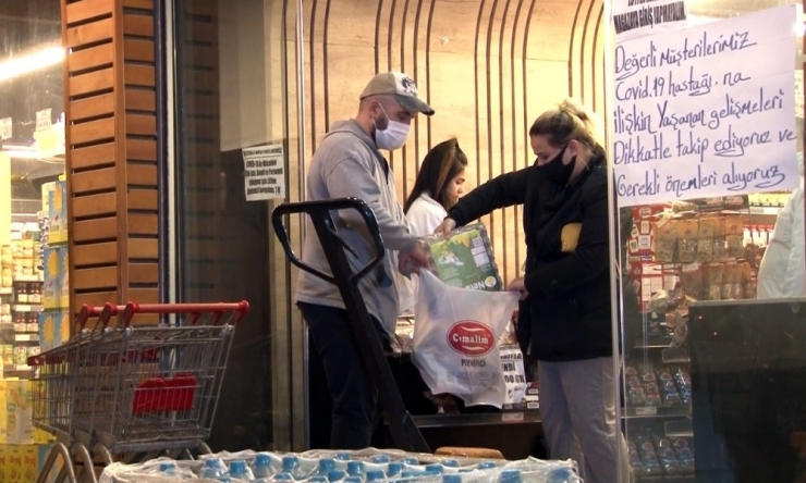 Sokağa Çıkma Kısıtlamasına Dakikalar Kala Marketlerde Yoğunluk Yaşandı