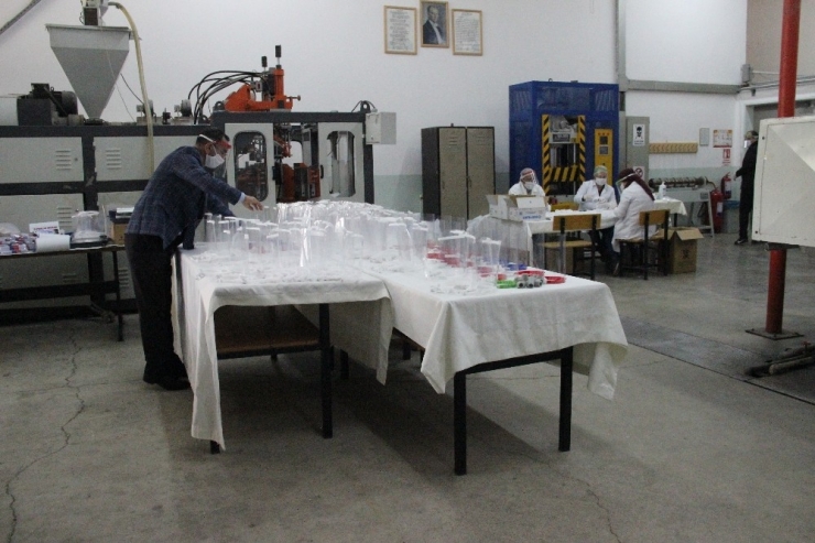 İzmir’de Okullar, Fabrika Gibi Çalışıp Siperlik Ve Maske Üretiyor