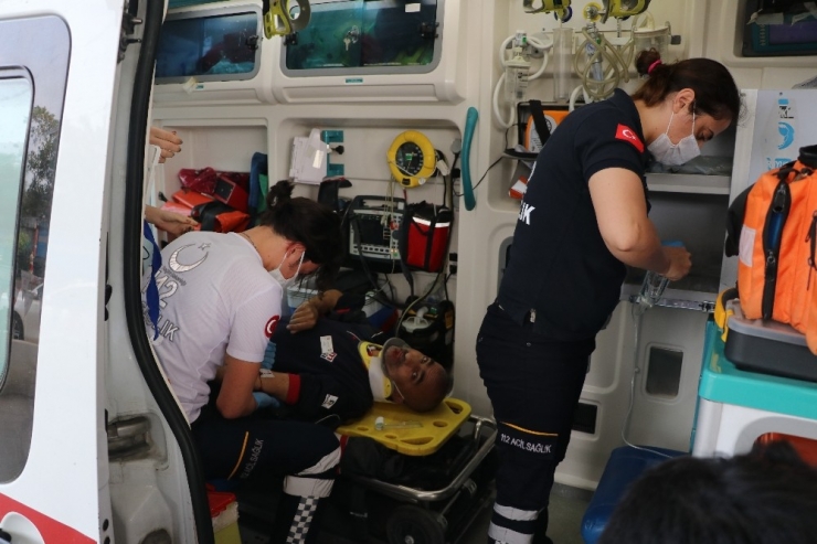 Aniden Direksiyon Kıran Sürücü, Kamyonetle Petrole Daldı: 1 Yaralı