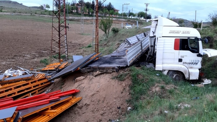 Demir Yüklü Tır Şarampole Devrildi: 1 Yaralı