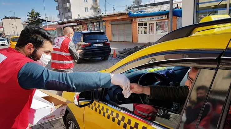 Türk Kızılayı Çıldır Şubesince 600 Adet El Dezenfektanı Dağıtıldı