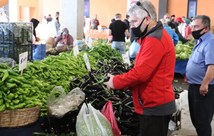 Korona Virüs Tedbirlerine Rağmen Pazarda Ürünleri Elleriyle Seçtiler