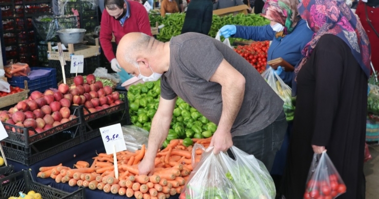 Korona Virüs Tedbirlerine Rağmen Pazarda Ürünleri Elleriyle Seçtiler