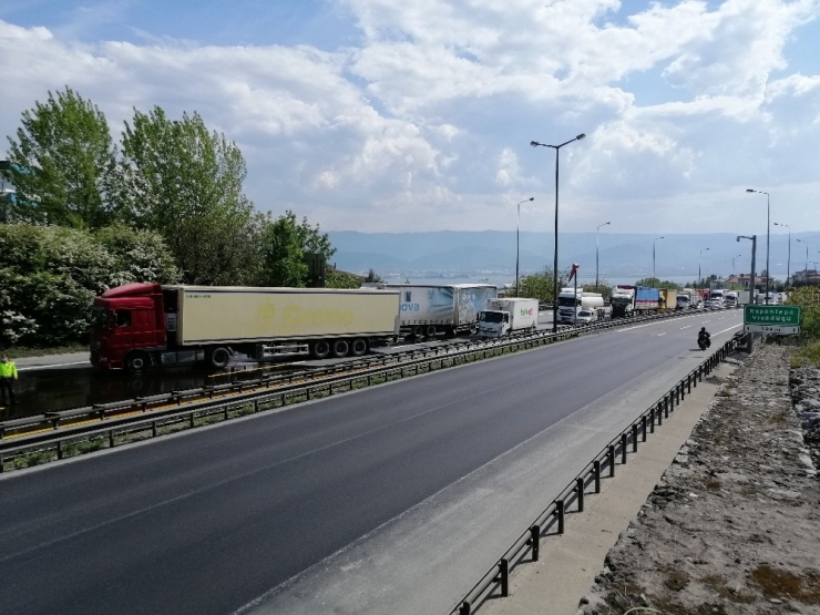 Tırın Çarptığı Tankerden Dökülen Yağ Tem’i Trafiğe Kapattı: 1 Yaralı