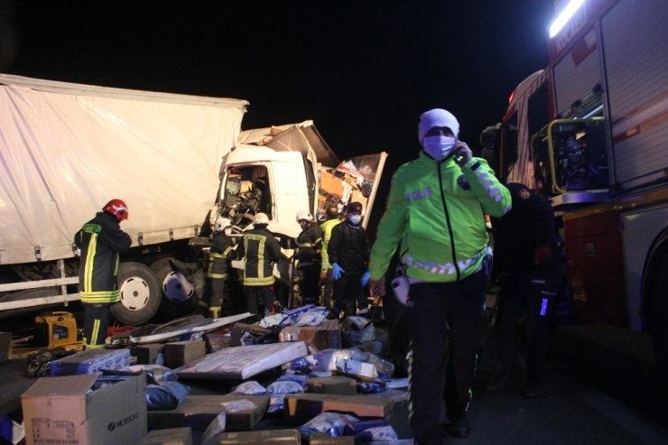 Tem’de Kargo Yüklü İki Kamyon Çarpıştı: 1 Yaralı