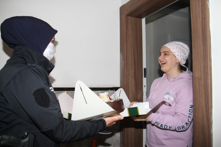 Emniyet Müdüründen Lise Öğrencisine Pastalı Doğum Günü Sürprizi