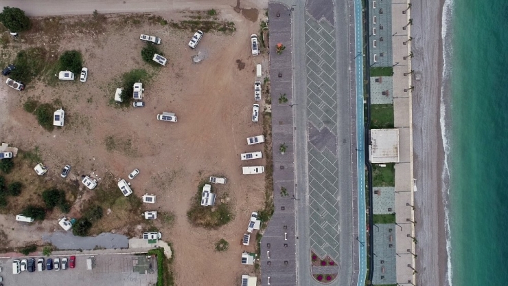 Koronaya Karşı Sosyal Mesafeli Karavanlarda İzole Yaşam