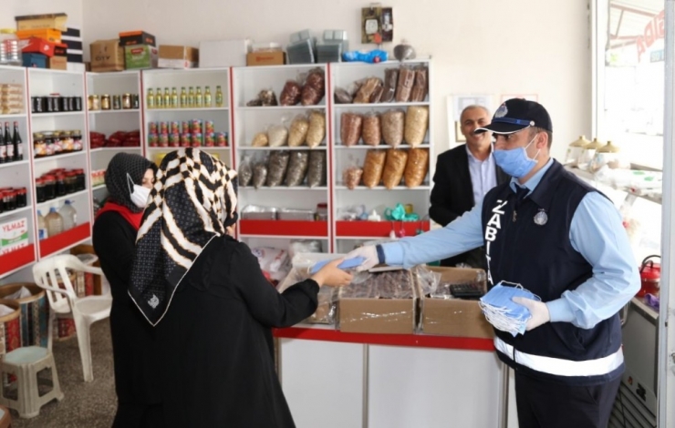 Adıyaman Belediyesi Maske Dağıtmaya Devam Ediyor