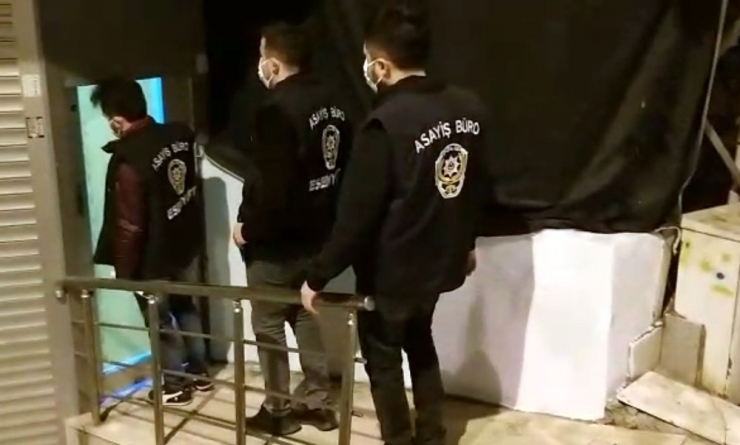 Korona Virüs Kısıtlamasına Rağmen Açık Olan Alkollü Mekana Polis Baskını