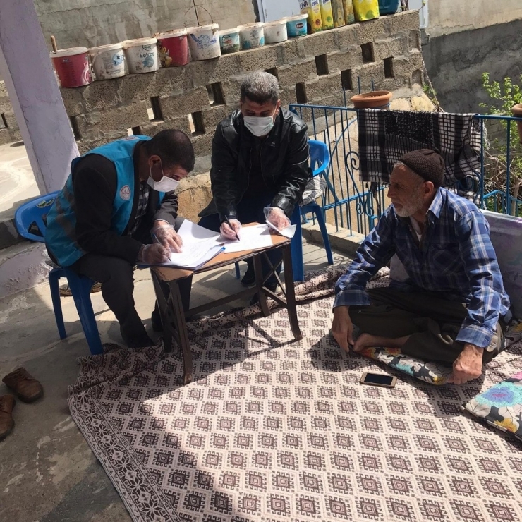 Artuklu’da Sokağa Çıkmaları Kısıtlanan Vatandaşların Maaşları Evlerinde Teslim Edildi