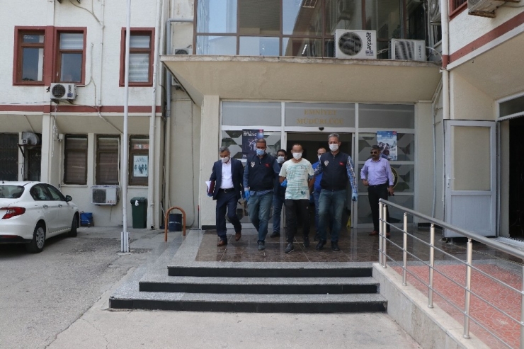 Karısına Sokak Köşesinde Pusu Kurmuş