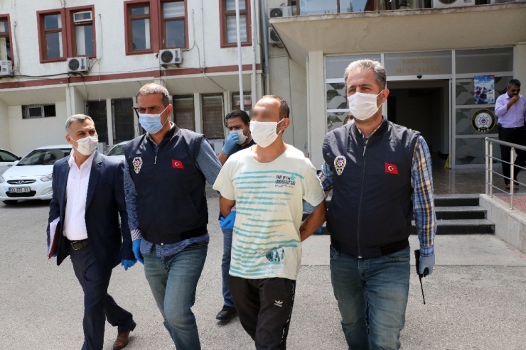 Karısına Sokak Köşesinde Pusu Kurmuş