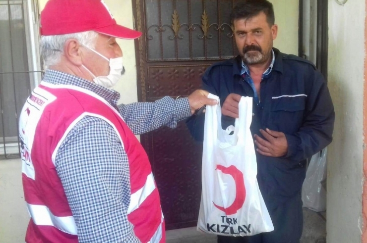 Kızılay Karaisalı’da Ekmek, Maske Ve Dezenfektan Dağıttı