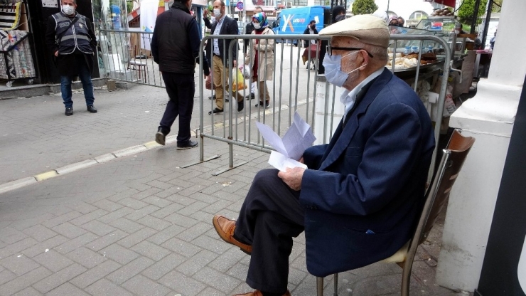85 Yaşındaki Vatandaş Bankaya Giderken Polise Yakalandı