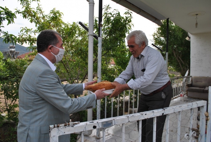 Sarıcakaya’da Belediye Ve Kaymakamlıktan Yaşlı Vatandaşlara İftarda Sıcak Yemek İkramı