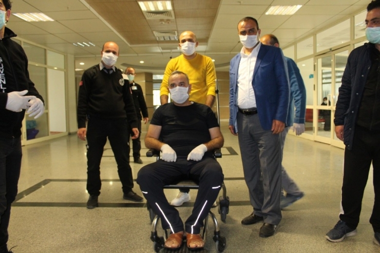 Siirt’te Plazma Tedavisi İle Korona Virüsü Yenen Hasta Davul Ve Zurna Çalınarak Taburcu Oldu