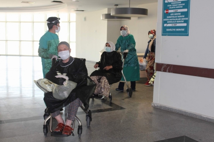 Korona Virüsü Yenen 75 Yaş Üstü 3 Hasta Alkışlarla Taburcu Oldu