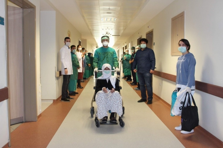 Korona Virüsü Yenen 75 Yaş Üstü 3 Hasta Alkışlarla Taburcu Oldu