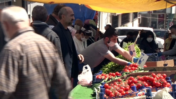 İstanbul’un Göbeğinde Sosyal Mesafesiz Ve Seçmece Pazar Alışverişi