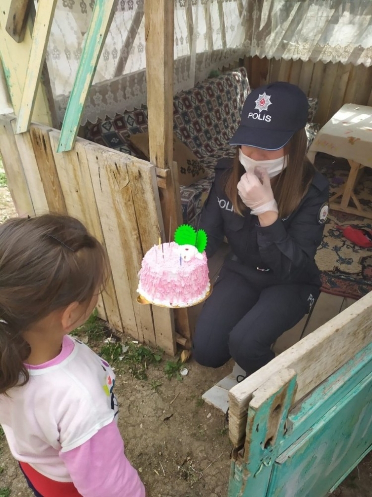 Annesi Covid-19 Engeline Takılan Ecrin’in Doğum Gününü Polisler Kutladı