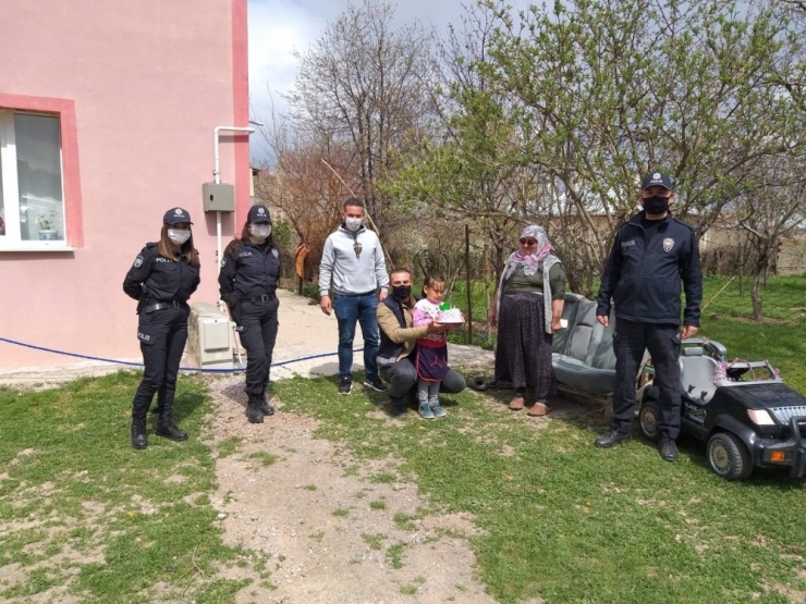 Annesi Covid-19 Engeline Takılan Ecrin’in Doğum Gününü Polisler Kutladı