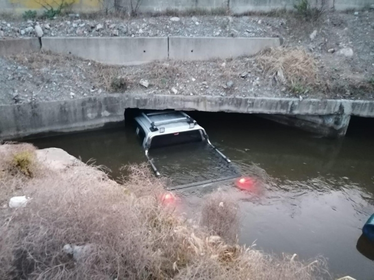 Söke’de Kontrolden Çıkan Pikap Sulama Kanalına Düştü