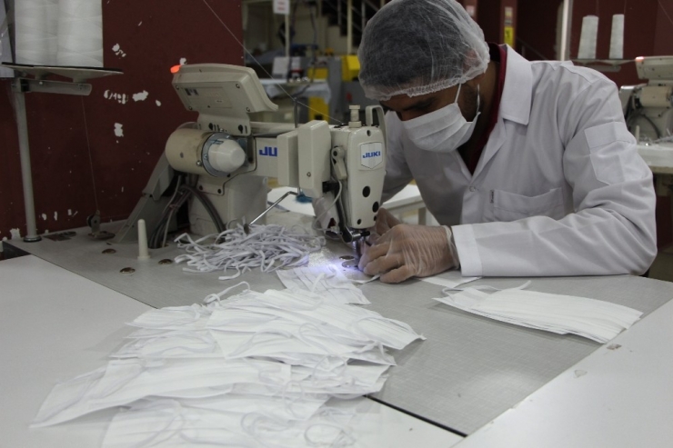 Suriye Sınırında Günlük 40 Bin Maske Üretiliyor