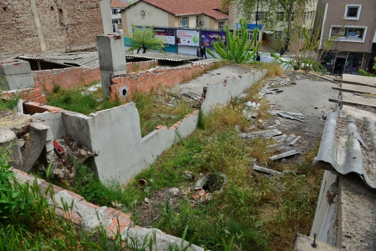 Sıra Dükkanların Yıkımına Başlanıyor