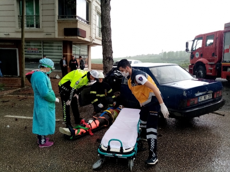 Ağaca Çarpan Otomobil Hurdaya Döndü: 2 Yaralı