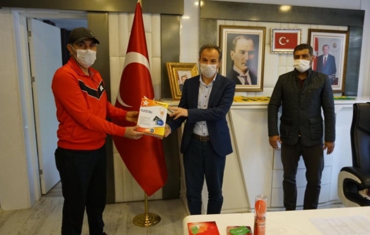 Tüfad’dan Protokol Üyelerine Spor Malzemesi