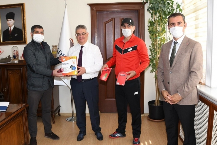 Tüfad’dan Protokol Üyelerine Spor Malzemesi