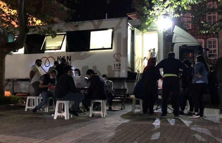 3 Gün Dışarı Çıkamayacak Olan Bursalılar Kızılay’a Akın Etti