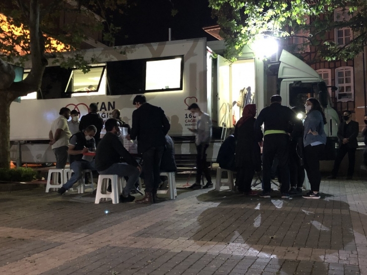 3 Gün Dışarı Çıkamayacak Olan Bursalılar Kızılay’a Akın Etti