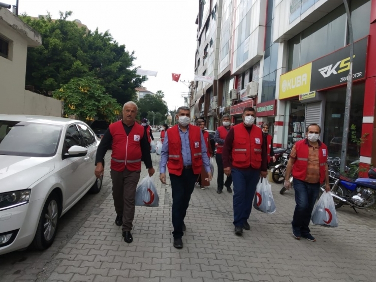Kızılay, Dörtyol’da Esnaf Ve Vatandaşa Maske Ve Dezenfektan Dağıttı