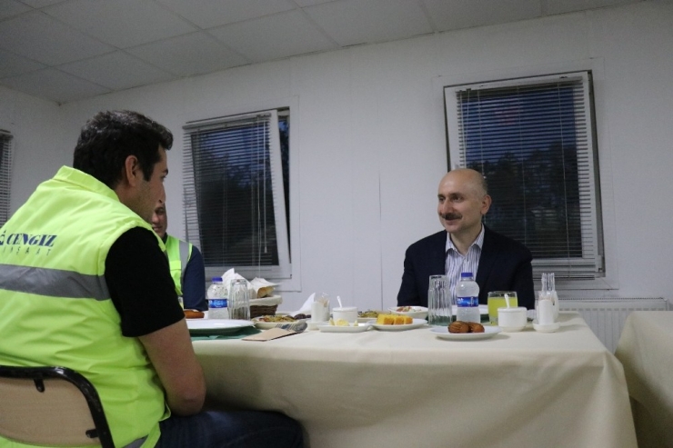 Ulaştırma Bakanı Karaismailoğlu Kuzey Marmara Otoyolu’nda İşçilerle İftar Yaptı