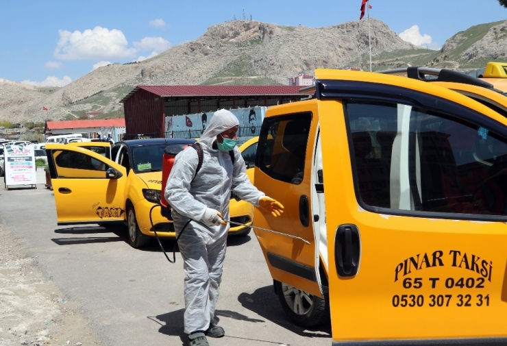 Van Büyükşehir Belediyesinden Taksici Ve Minibüsçü Esnafına Maske Desteği