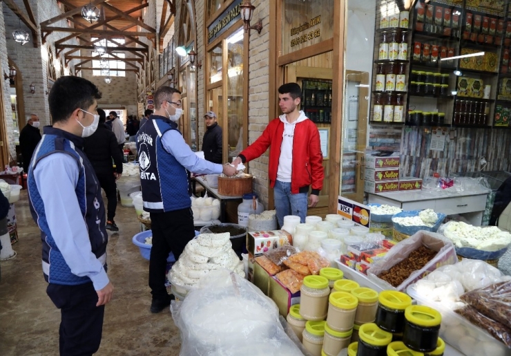 Van Büyükşehir Belediyesi Esnafa Maske Dağıttı