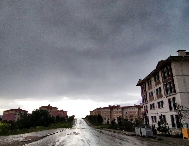 Gökyüzü Karardı, Yağmur Başladı
