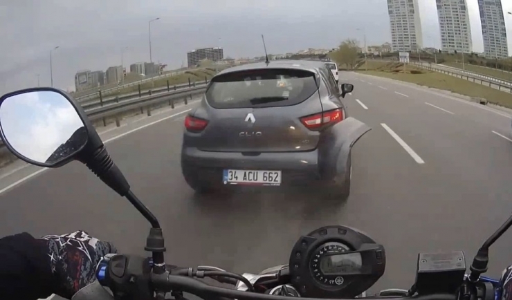 İstanbul’da Motosikletlilerin Ölümden Döndüğü “Makas” Terörleri Kamerada