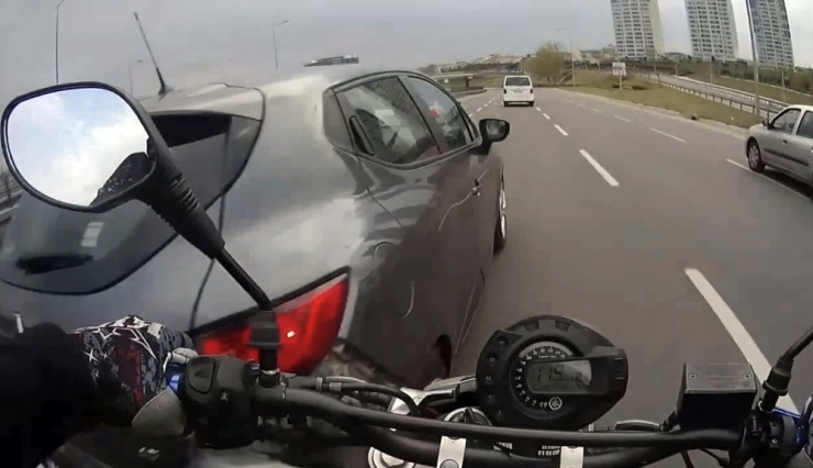 İstanbul’da Motosikletlilerin Ölümden Döndüğü “Makas” Terörleri Kamerada