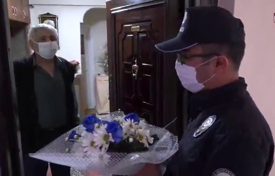 Elazığ’da Evden Çıkamayan Emekli İşçilere Çiçekli Vefa