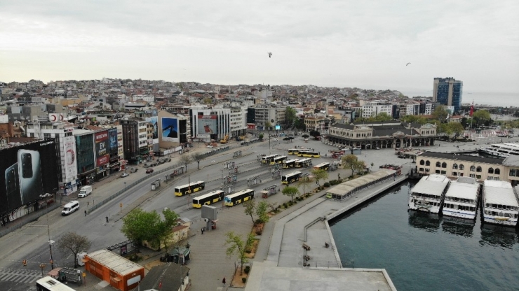 3 Günlük Sokağa Çıkma Kısıtlaması Nedeniyle Kadıköy Meydanı Boş Kaldı